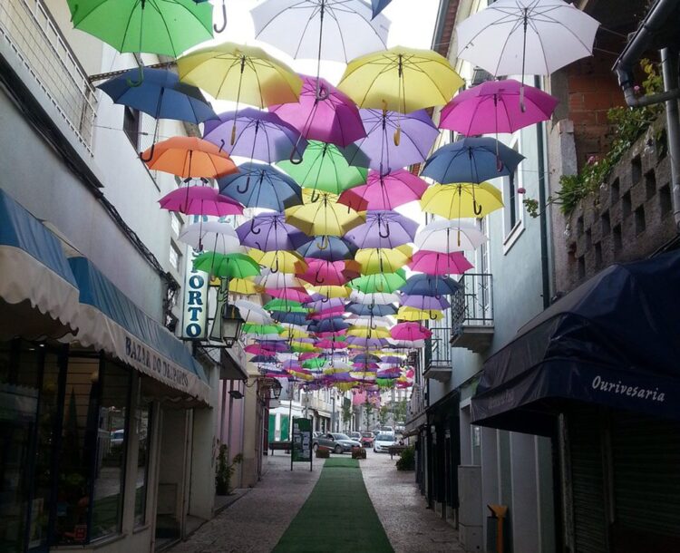 被五彩繽紛的雨傘所點綴的街道